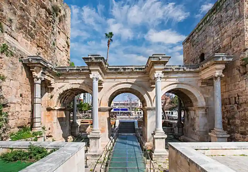 Das Hadrianstor in der Altstadt Kaleiçi / Antalya