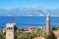 Der historische Uhrturm mit Moschee in Antalya
