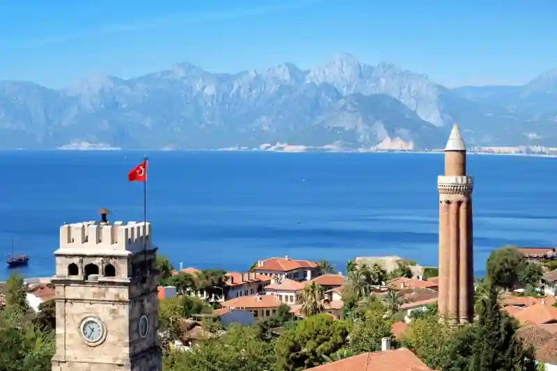Antalya: der historische Uhrturm mit Moschee in der Altstadt